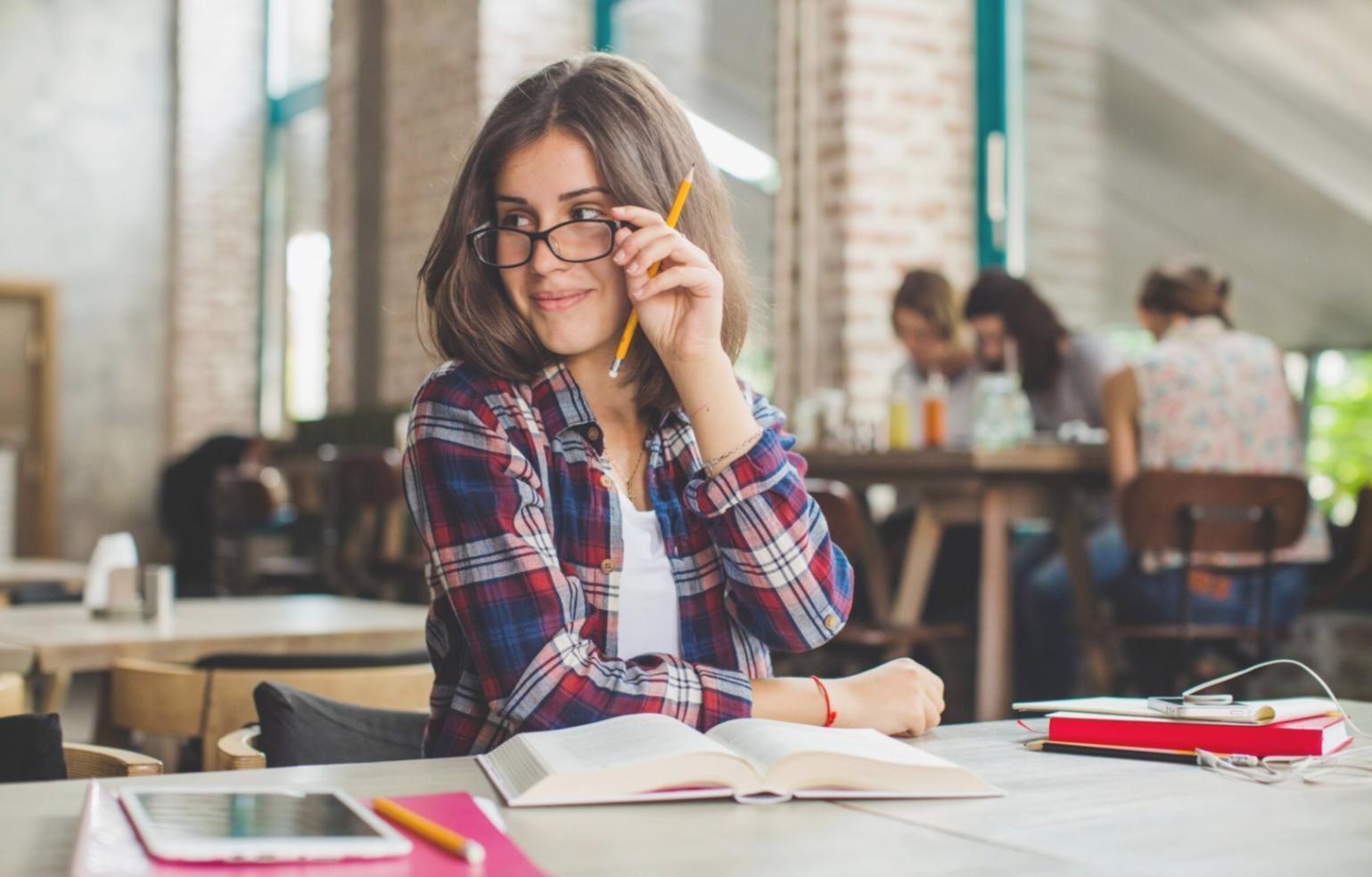 Consulente che presenta strategia previdenziale a un cliente